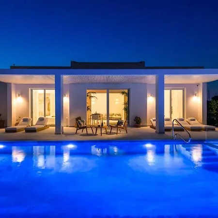 Seashore - Luxury Beachfront - Pool & Sea View * 라카니아