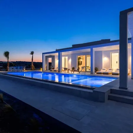 Seashore - Luxury Beachfront - Pool & Sea View 라카니아
