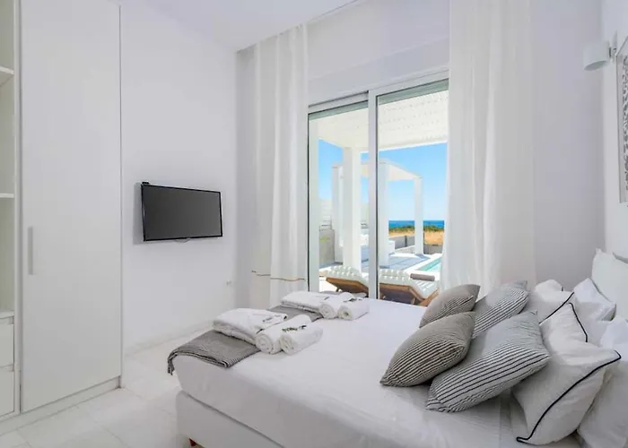 Вилла Seashore - Luxury Beachfront - Pool & Sea View Лакания