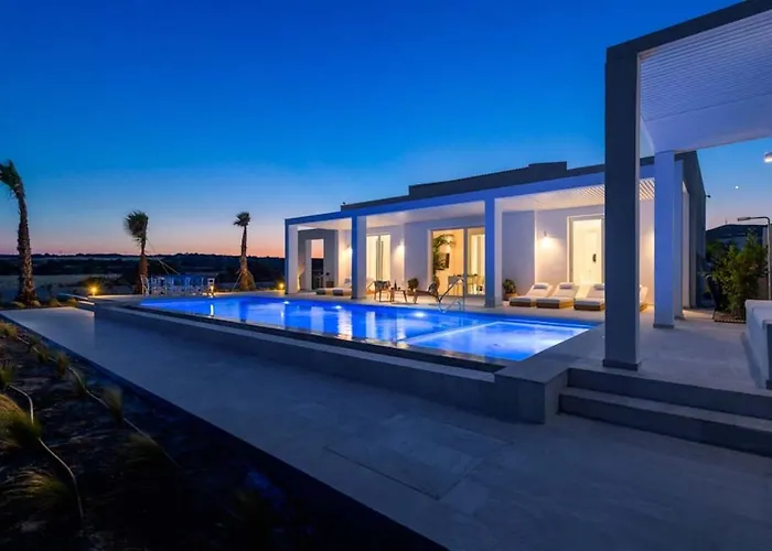 Seashore - Luxury Beachfront - Pool & Sea View 라카니아