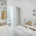 Vila Seashore - Luxury Beachfront - Pool & Sea View Lakhania